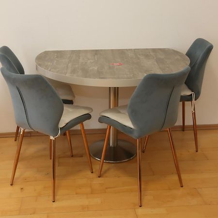 Appartement Downtown Bliss Modern Retreat With Free Parking And Fast Internet 600 Mbits à Vienne Extérieur photo